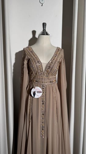 فستان باربي مع تطريز يدوي