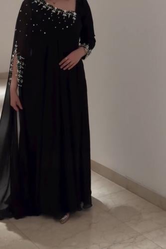 فستان مخمل كوري مع جورجيت وتطريز يدوي