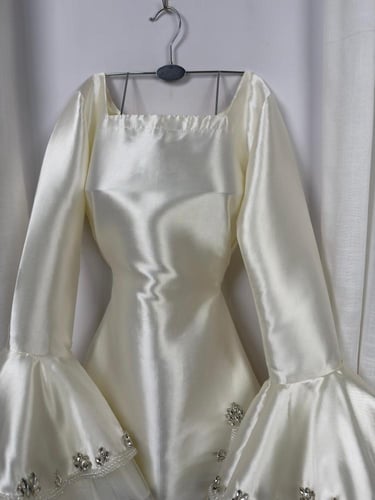 فستان ميكادو مع تُل كوري وتطريز كرستال ولولو راقي