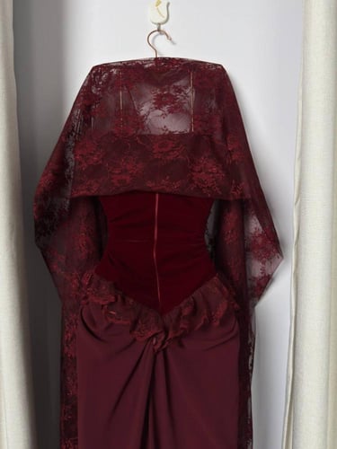 فستان مخمل كوري مع دانتيل وجورجيت وبطانه