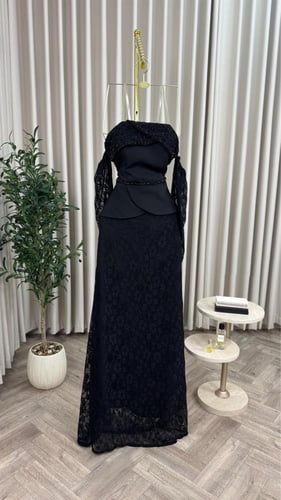 فستان دانتيل مع باربي