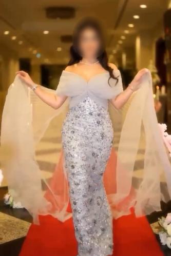 فستان ذيل تُل وكلفه تطريز