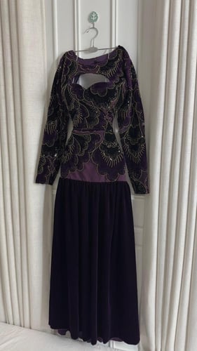 فستان صدريه قطيفه تطريز خرز وبطانه باربي تنوره مخم...