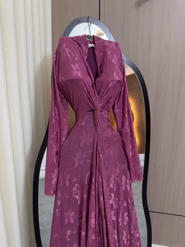 فستان ناعم مع تطريز ورد