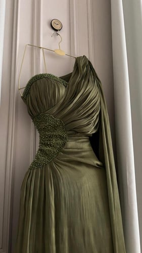 فستان كرنكر وتطريز يدوي