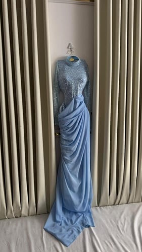 فستان تل على دانتيل مطرزه بخرز مع شيفون الذيل