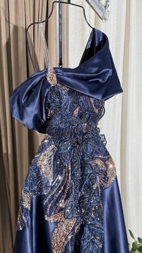 فستان ميكادو وتطريز