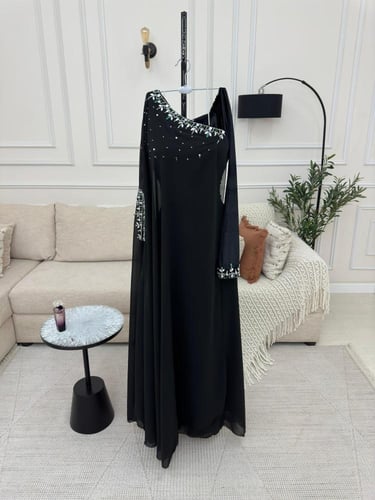 فستان مخمل كوري مع جورجيت وتطريز يدوي