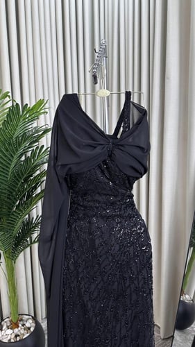 فستان شيفون على قطعة سهره