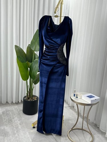 فستان مخمل كوري مع تطريز يدوي