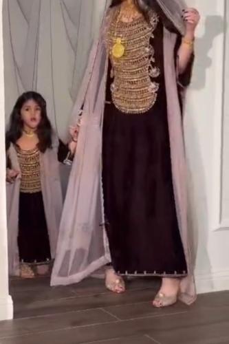 فستان قطيفه كوري مع تُل تيواني وتطريز يدوي