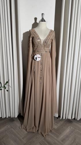 فستان باربي مع تطريز يدوي