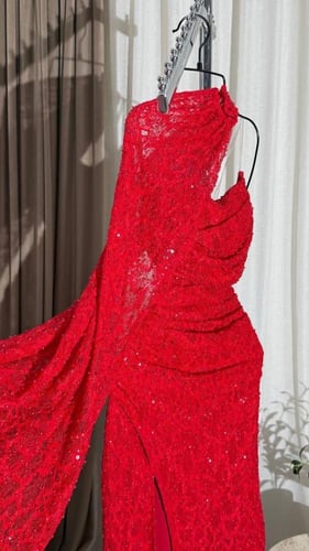 فستان دانتيل مع الكردانه