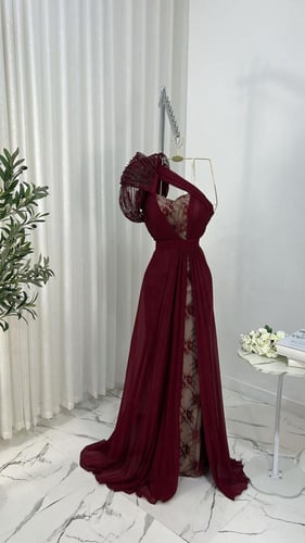 فستان شيفون مع دانتيل وفصوص زيركون