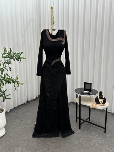 فستان كريب استرتش على تطريز يدوي مع قطعة خرز