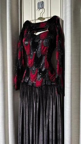 فستان مخمل مع كلفه مخمل وشك