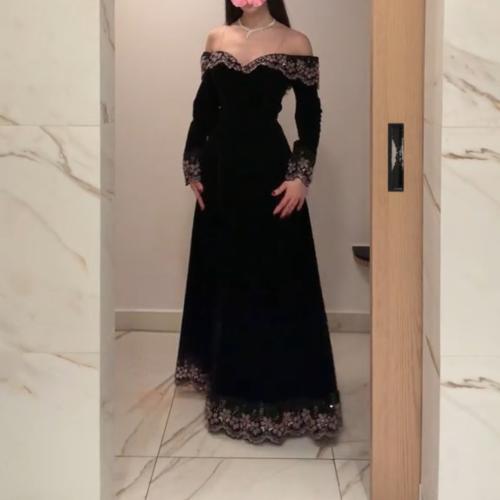 فستان جوخ كلوش مع ذيل كلفه تطريز