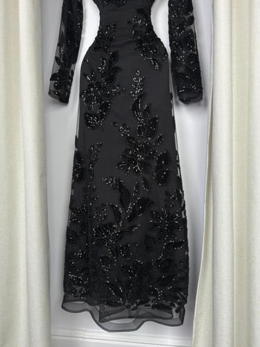 فستان تُل على ورود مخمليه مع باربي