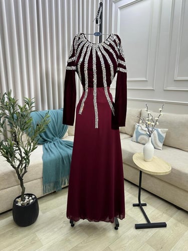 فستان مخمل مع جورجيت واكسسوار زركون