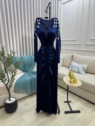 فستان مخمل كوري بتطريز يدوي راقي