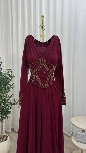 فستان شيفون وتطريز يدوي