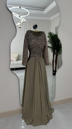 فستان بخامة جبير مع حزام مطرز بتدخيلة جورجيت