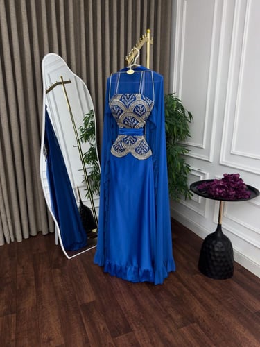 فستان شيفون وكريب حرير مع تطريز كمبيوتر