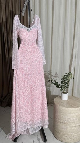 فستان دانتيل مع الكردانه