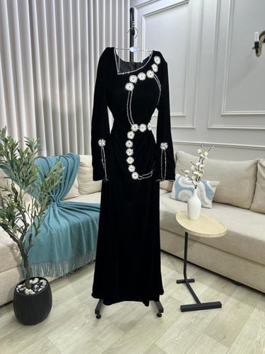فستان مخمل قطيفه مع تطريز يدوي