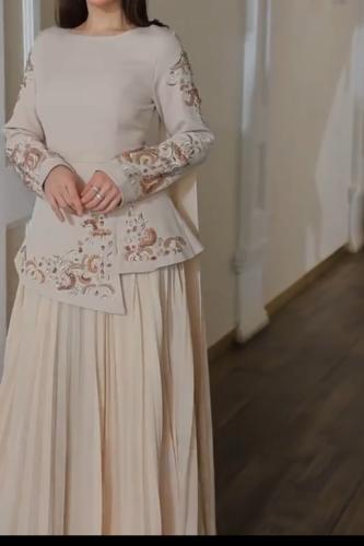 فستان باربي مع شيفون دبل كلوش وتطريز يدوي