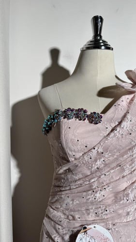 فستان دانتيل مطرز فصوص