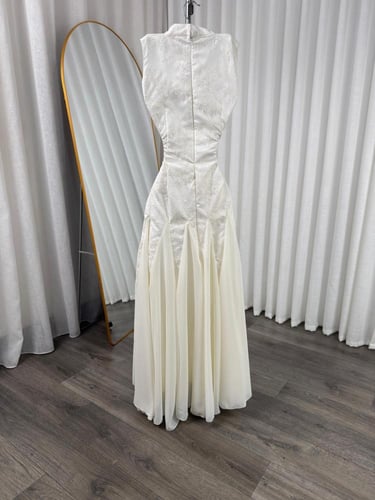 فستان دانتيل مع جورجيت وشيفون