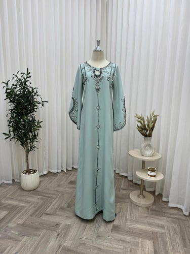 فستان باربي مع تطريز يدوي