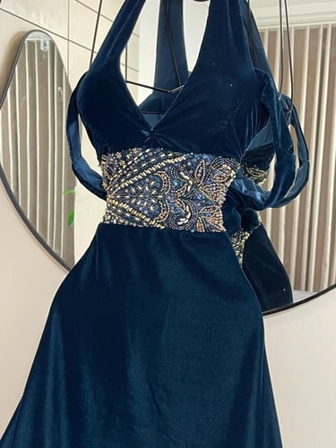 فستان مخمل وكلفه خرز