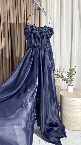 فستان تطريز خرز و ترتر مع أكمام وذيل اورجنزا