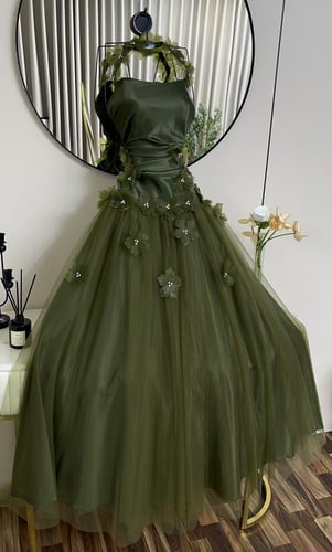 فستان تُل وتفته