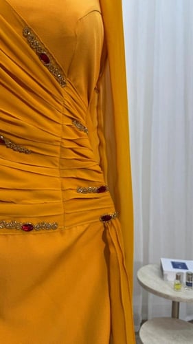 فستان باربي مع بليسيه وتطريز يدوي