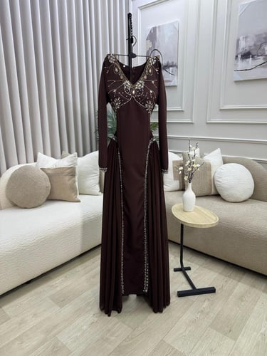 فستان كريب مع جورجيت وتطريز يدوي