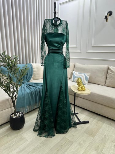 فستان قطيفه مخمل مع دانتيل راقي