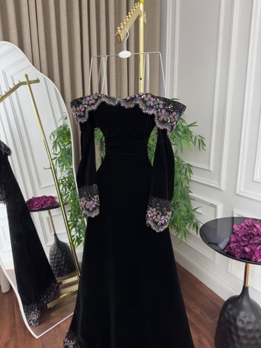 فستان جوخ كلوش مع ذيل كلفه تطريز