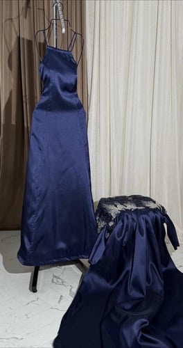 فستان قطعتين من الميكادو وتطريز على الوشاح