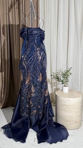 فستان تطريز خرز و ترتر مع أكمام وذيل اورجنزا