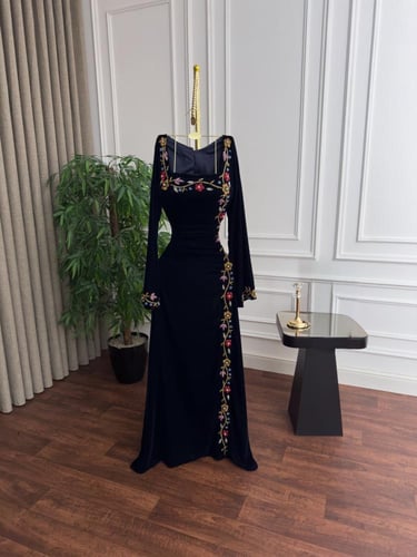 فستان مخمل كوري مع تطريز يدوي