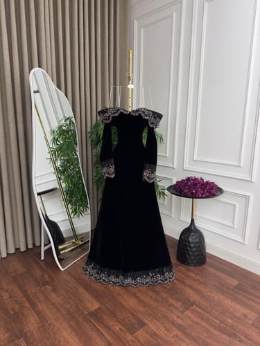 فستان جوخ كلوش مع ذيل كلفه تطريز