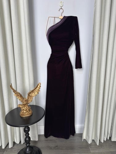 فستان مخمل كوري مع تفته وتطريز يدوي