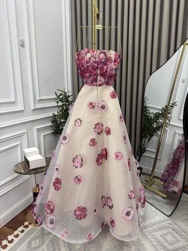 فستان كلفه تُل وورود بارزه مع بطانه تفته