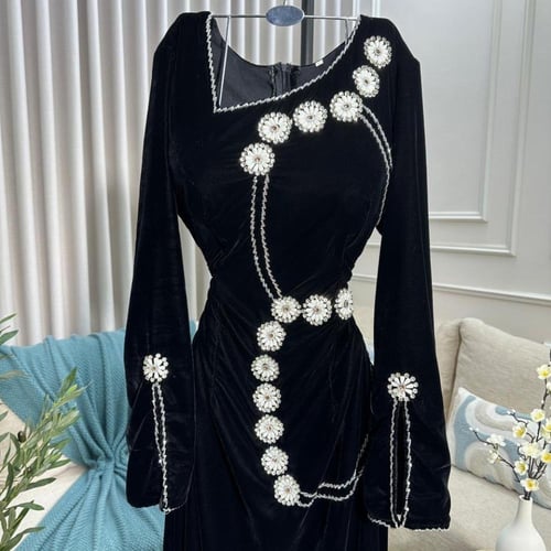 فستان مخمل قطيفه مع تطريز يدوي