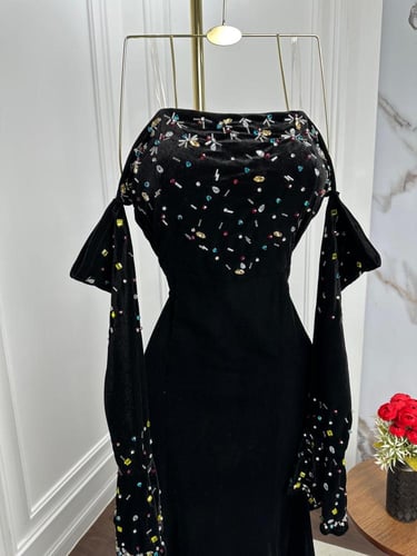 فستان مخمل كوري مع تطريز يدوي راقي