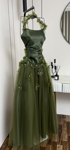 فستان تُل وتفته