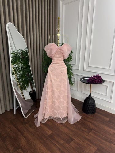 فستان سهره تُل كلفه تطريز مع ورد خرز وذيل وكلوش جا...